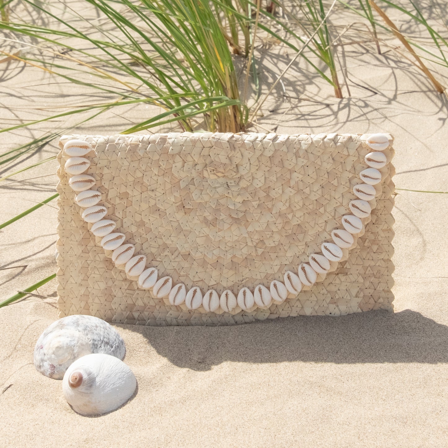Straw Summer Resort Clutch - Off White Cowrie Shell Trim