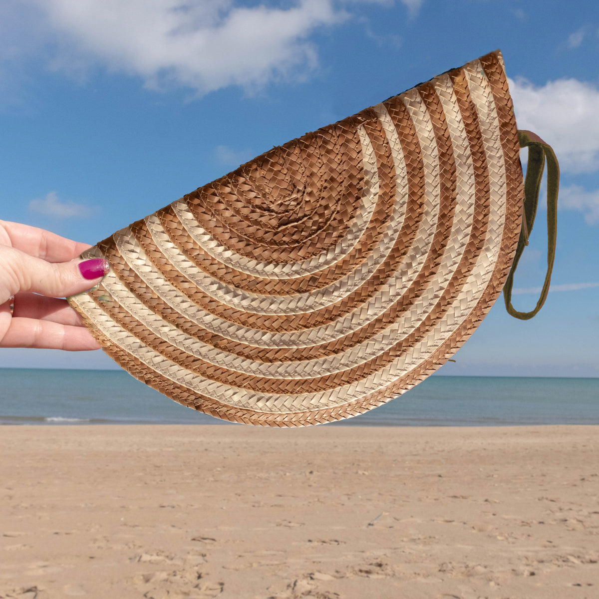 Round Summer Resort Clutch Natural and White